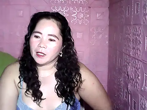 Snapshot of hotpusie_4u chatting on 11/15/25, 05:27 hotpusie 4u online show from 11/15/25, 05:27