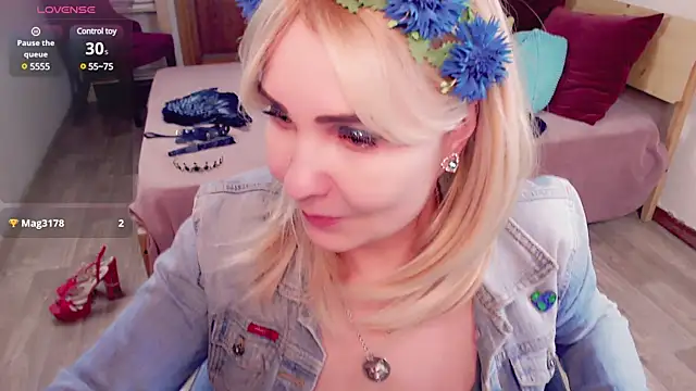 Snapshot of _unique_cam_ chatting on 02/02/25, 12:02 unique cam online show from 02/02/25, 12:02