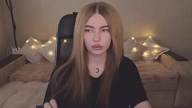 ViolettaLopez online show from 10/13/25, 12:05