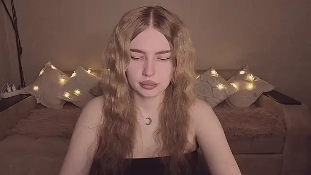 Snapshot of ViolettaLopez chatting on 03/25/26, 04:02 ViolettaLopez online show from 03/25/26, 04:02