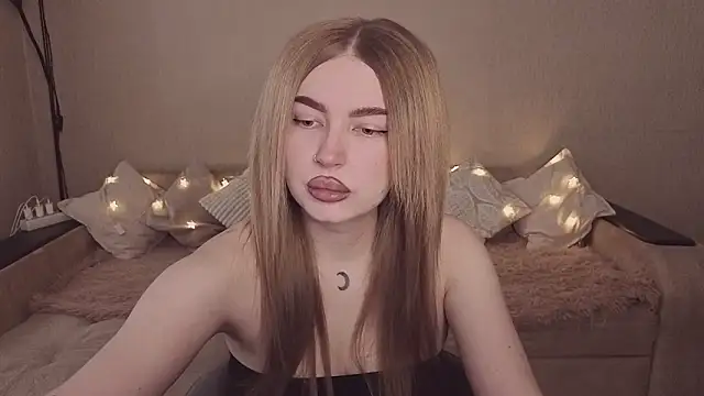 Snapshot of ViolettaLopez chatting on 03/28/26, 02:27 ViolettaLopez online show from 03/28/26, 02:27