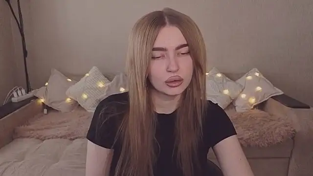 Snapshot of ViolettaLopez chatting on 04/15/26, 01:07 ViolettaLopez online show from 04/15/26, 01:07