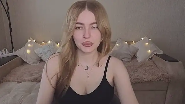 Snapshot of ViolettaLopez chatting on 05/16/26, 01:54 ViolettaLopez online show from 05/16/26, 01:54