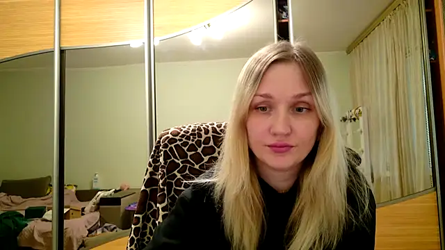 Snapshot of ModelEva chatting on 04/23/26, 01:35 ModelEva online show from 04/23/26, 01:35