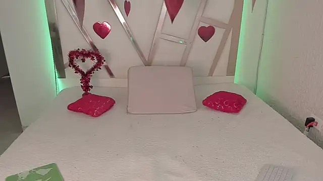 Snapshot of PaulinaBelushi chatting on 09/19/25, 03:34 PaulinaBelushi online show from 09/19/25, 03:34