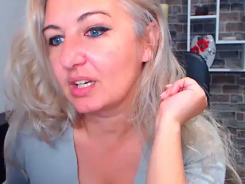 Snapshot of angel_devil_milf chatting on 01/31/25, 03:22 angel devil milf online show from 01/31/25, 03:22