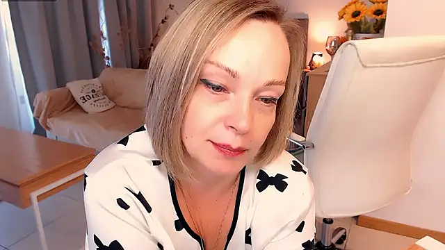 Tilly Eliot online show from 03/15/26, 08:15