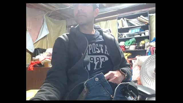 Snapshot of Gsmile1 chatting on 12/21/24, 01:36 Gsmile1 online show from 12/21/24, 01:36