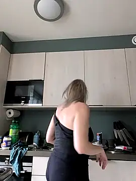 Snapshot of NaomiAndFriends chatting on 11/30/25, 12:53 NaomiAndFriends online show from 11/30/25, 12:53