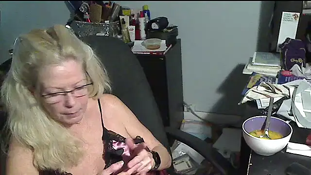 XTRAHORNYONE online show from 11/28/25, 03:31