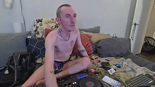 Snapshot of pyrowuff chatting on 11/23/25, 08:47 pyrowuff online show from 11/23/25, 08:47