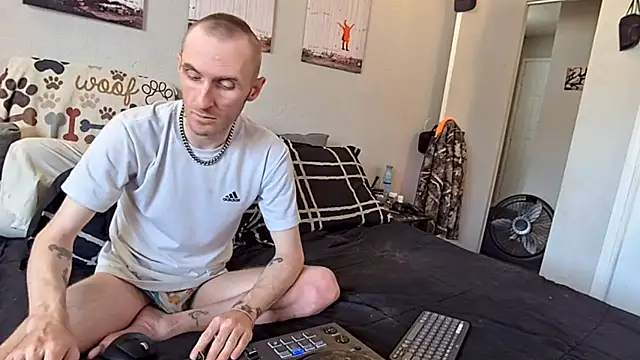 Snapshot of pyrowuff chatting on 02/10/26, 09:52 pyrowuff online show from 02/10/26, 09:52