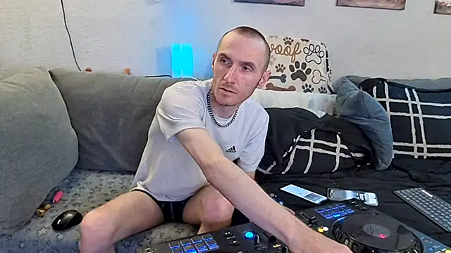 Snapshot of pyrowuff chatting on 02/12/26, 07:47 pyrowuff online show from 02/12/26, 07:47