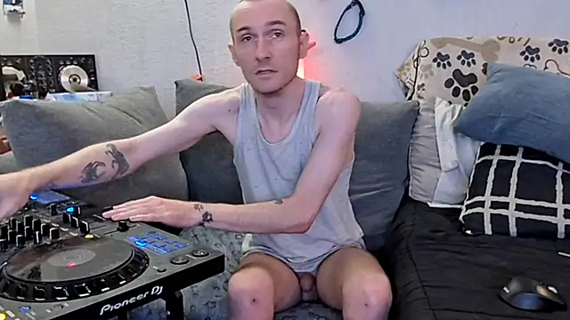 Snapshot of pyrowuff chatting on 02/26/26, 09:52 pyrowuff online show from 02/26/26, 09:52