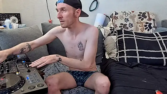 Snapshot of pyrowuff chatting on 03/08/26, 05:17 pyrowuff online show from 03/08/26, 05:17