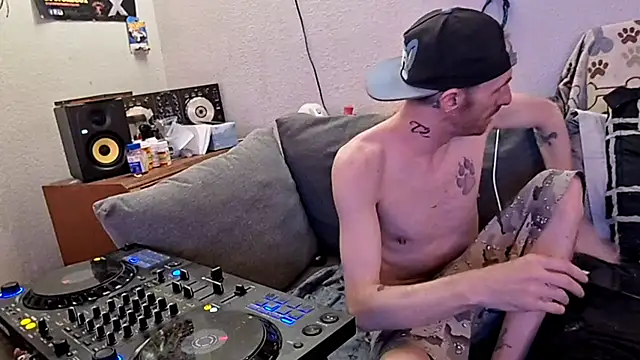 Snapshot of pyrowuff chatting on 03/14/26, 02:28 pyrowuff online show from 03/14/26, 02:28