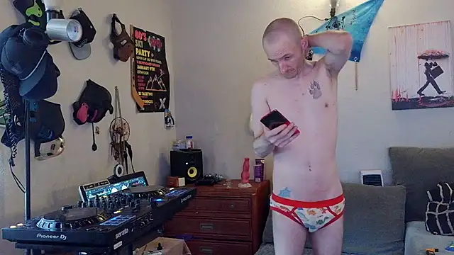 Snapshot of pyrowuff chatting on 07/06/26, 12:40 pyrowuff online show from 07/06/26, 12:40