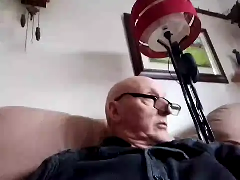 Snapshot of keeenn11 chatting on 02/12/25, 02:10 keeenn11 online show from 02/12/25, 02:10