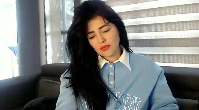 Snapshot of Aleska__Bell chatting on 02/04/25, 01:27 Aleska Bell online show from 02/04/25, 01:27