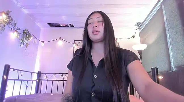 Snapshot of Pocahontas_power chatting on 02/18/25, 04:48 Pocahontas power online show from 02/18/25, 04:48