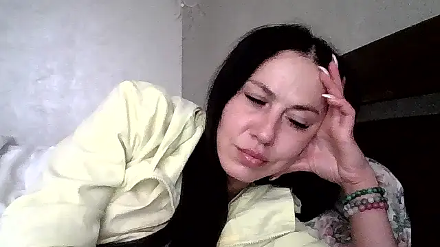Snapshot of JulianaGold1 chatting on 05/13/26, 12:46 JulianaGold1 online show from 05/13/26, 12:46
