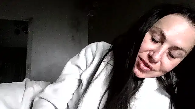 Snapshot of JulianaGold1 chatting on 06/06/26, 10:25 JulianaGold1 online show from 06/06/26, 10:25