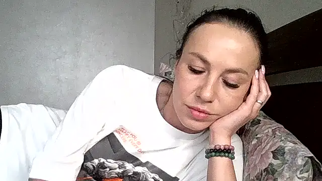Snapshot of JulianaGold1 chatting on 06/12/26, 02:05 JulianaGold1 online show from 06/12/26, 02:05