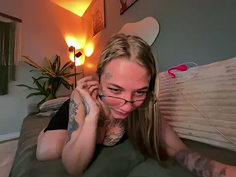 Snapshot of chloetease chatting on 07/08/26, 03:00 chloetease online show from 07/08/26, 03:00