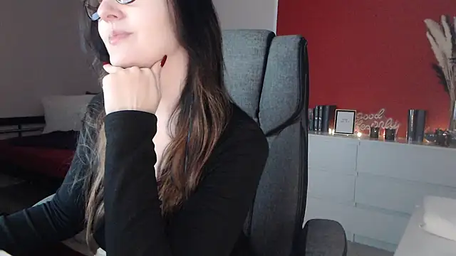 Snapshot of Alina_Lamour chatting on 10/27/25, 06:12 Alina Lamour online show from 10/27/25, 06:12