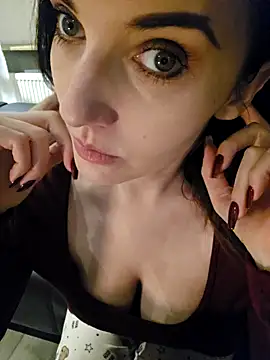 Snapshot of Alina_Lamour chatting on 12/18/25, 01:17 Alina Lamour online show from 12/18/25, 01:17