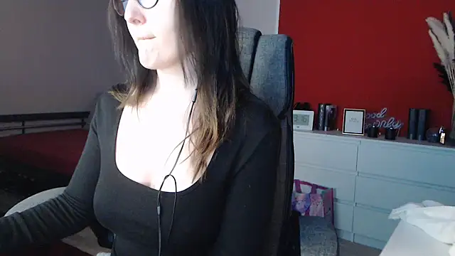 Snapshot of Alina_Lamour chatting on 03/07/26, 06:16 Alina Lamour online show from 03/07/26, 06:16