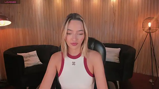 Snapshot of MelissaMoore_ chatting on 06/27/26, 10:42 MelissaMoore online show from 06/27/26, 10:42