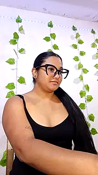 Snapshot of shayna_all chatting on 12/17/25, 01:33 shayna all online show from 12/17/25, 01:33