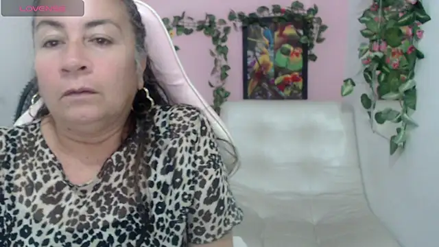 Snapshot of stepmother_105 chatting on 10/23/25, 03:33 stepmother 105 online show from 10/23/25, 03:33