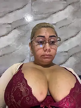 Snapshot of maymercy chatting on 11/25/25, 03:01 maymercy online show from 11/25/25, 03:01