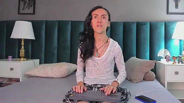 Snapshot of Karol_fenixx chatting on 02/17/25, 04:53 Karol fenixx online show from 02/17/25, 04:53