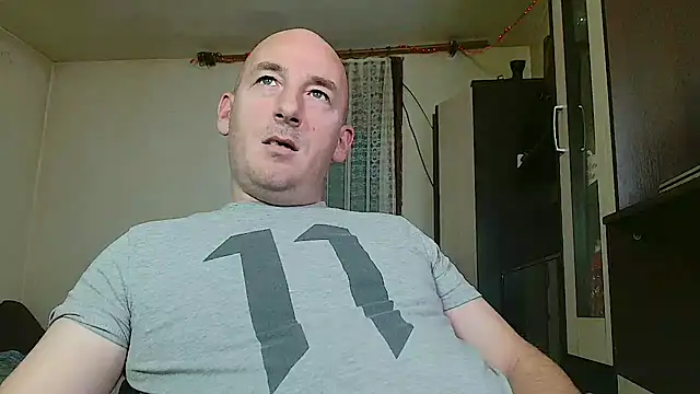 Snapshot of Johan___Barker chatting on 12/29/24, 04:30 Johan Barker online show from 12/29/24, 04:30