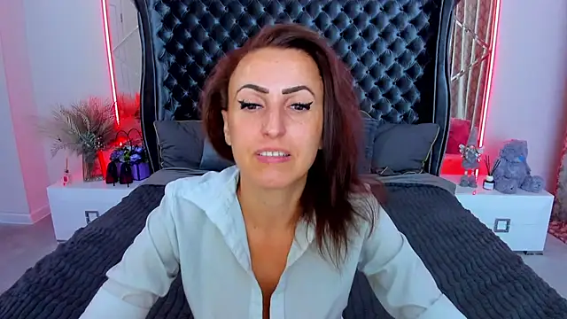 Snapshot of Rebecca_Diamond chatting on 07/06/26, 05:37 Rebecca Diamond online show from 07/06/26, 05:37