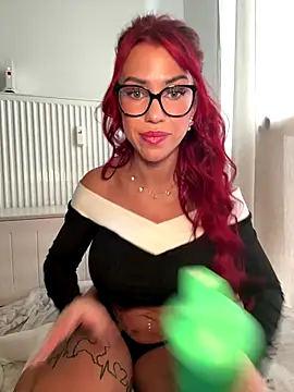 Pia July  online show from 12/16/25, 02:00