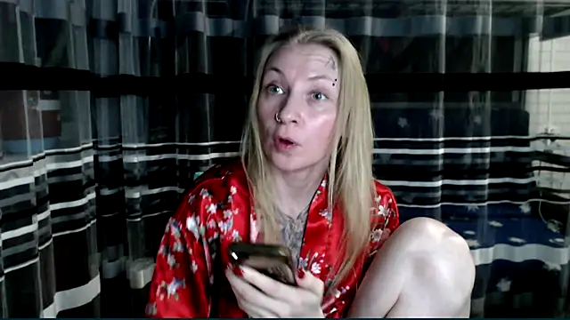 Snapshot of cold_lollipop chatting on 11/12/25, 05:57 cold lollipop online show from 11/12/25, 05:57