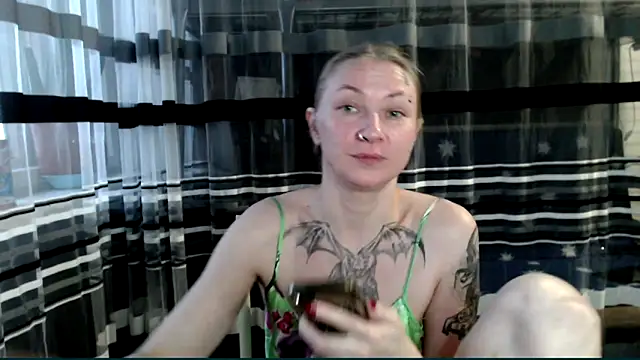 Snapshot of cold_lollipop chatting on 11/21/25, 06:34 cold lollipop online show from 11/21/25, 06:34