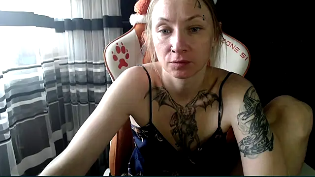 Snapshot of cold_lollipop chatting on 05/19/26, 06:31 cold lollipop online show from 05/19/26, 06:31