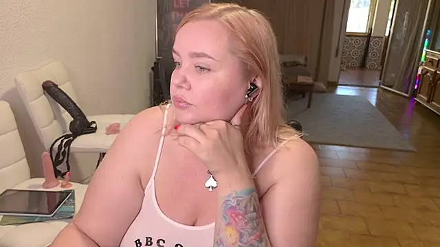 Snapshot of MargotGrey chatting on 10/28/25, 02:53 MargotGrey online show from 10/28/25, 02:53