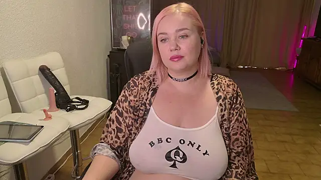 Snapshot of MargotGrey chatting on 11/23/25, 11:32 MargotGrey online show from 11/23/25, 11:32