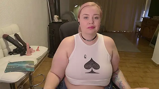 Snapshot of MargotGrey chatting on 11/30/25, 11:36 MargotGrey online show from 11/30/25, 11:36