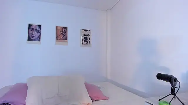 Snapshot of Moonlight1002 chatting on 02/28/26, 02:23 Moonlight1002 online show from 02/28/26, 02:23