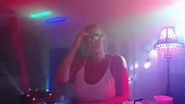 Snapshot of COUPLE4VOYEUR01 chatting on 01/31/26, 07:34 COUPLE4VOYEUR01 online show from 01/31/26, 07:34