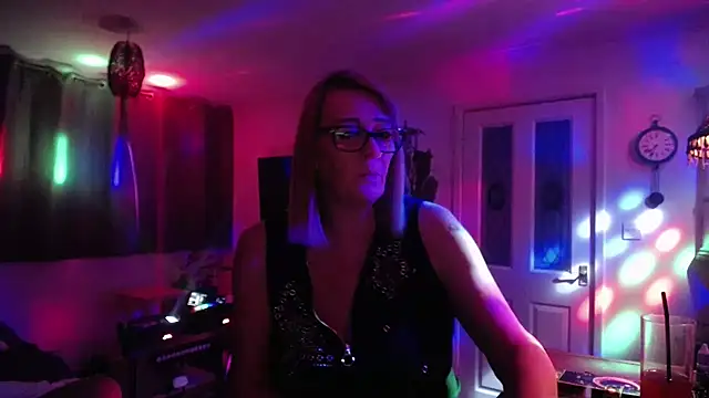 Snapshot of COUPLE4VOYEUR01 chatting on 03/28/26, 07:35 COUPLE4VOYEUR01 online show from 03/28/26, 07:35