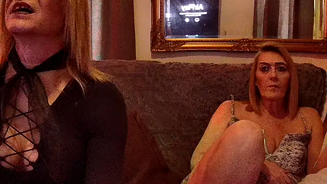 Snapshot of COUPLE4VOYEUR01 chatting on 04/04/26, 06:05 COUPLE4VOYEUR01 online show from 04/04/26, 06:05