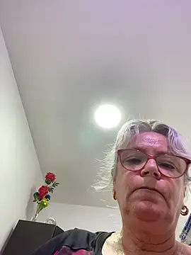 Snapshot of slutgold chatting on 02/19/26, 09:44 slutgold online show from 02/19/26, 09:44